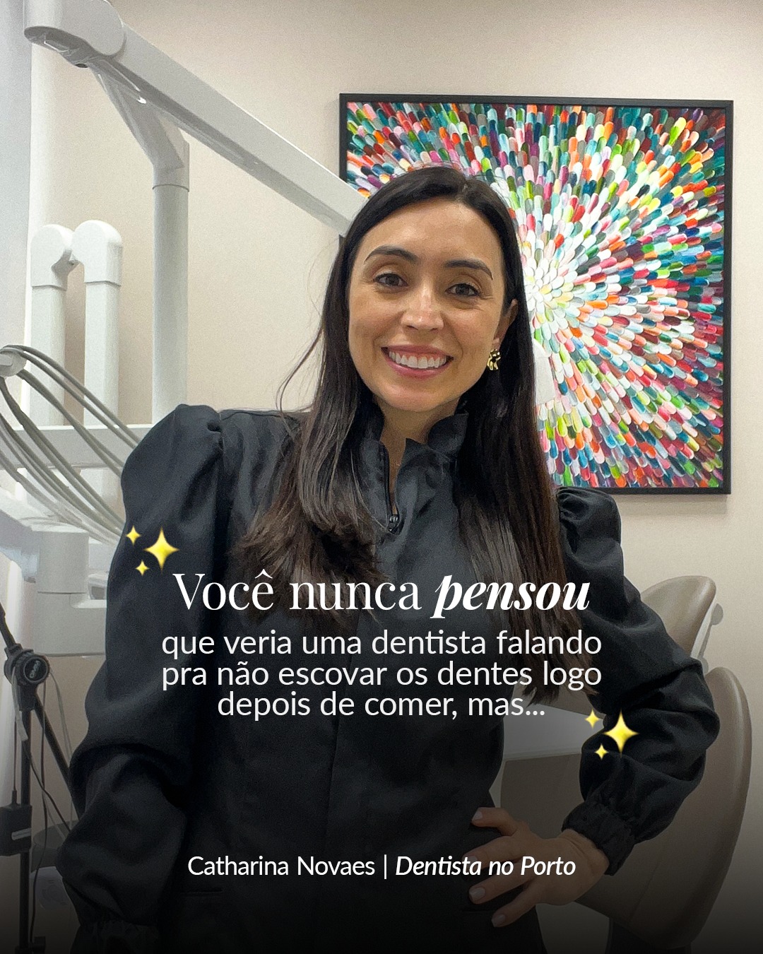 Persona realizando cepillado dental después de comer con cuidado del esmalte