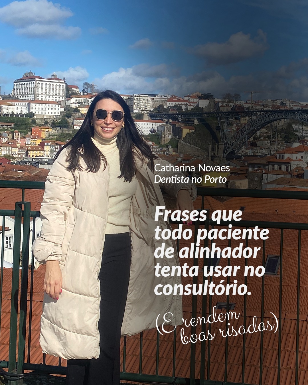 paciente sorrindo enquanto segura alinhador dental transparente — como usar alinhadores invisíveis corretamente