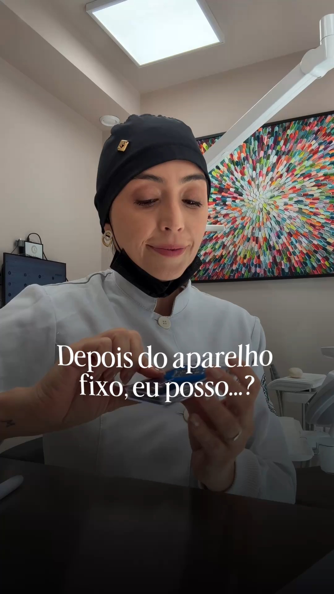 paciente sorrindo com cuidados com aparelho fixo bem aplicados no dia a dia