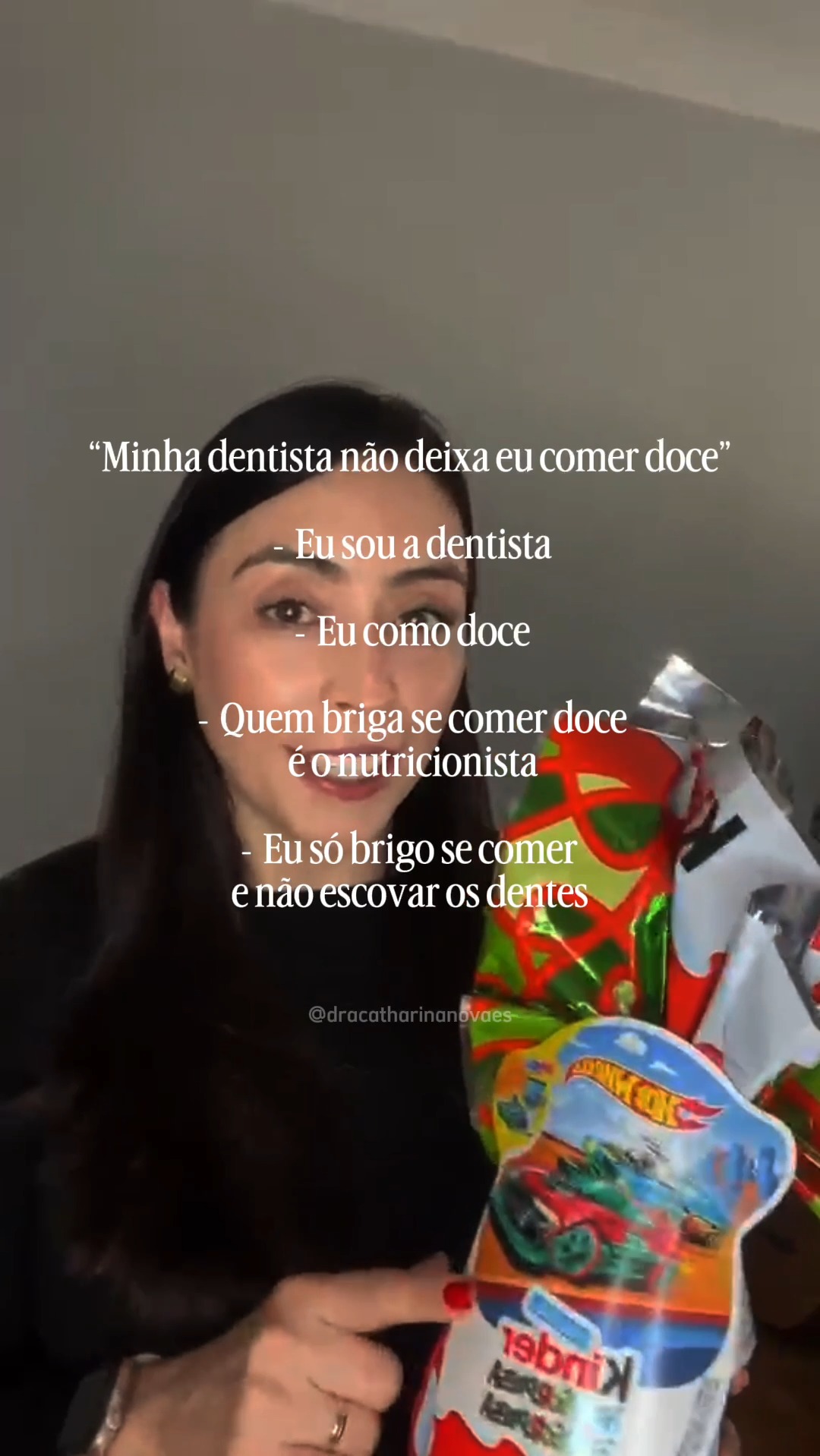 Dentista sorrindo ao lado de doces, ilustrando a relação entre doce e saúde bucal sem julgamentos
