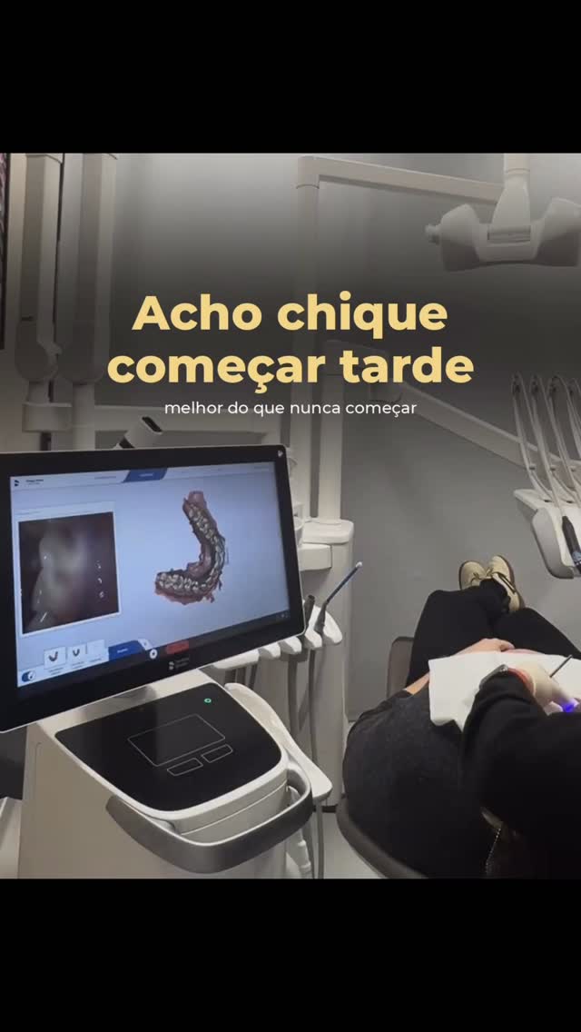 Mulher a sorrir num verão tranquilo, celebrando a gratidão nas coisas simples